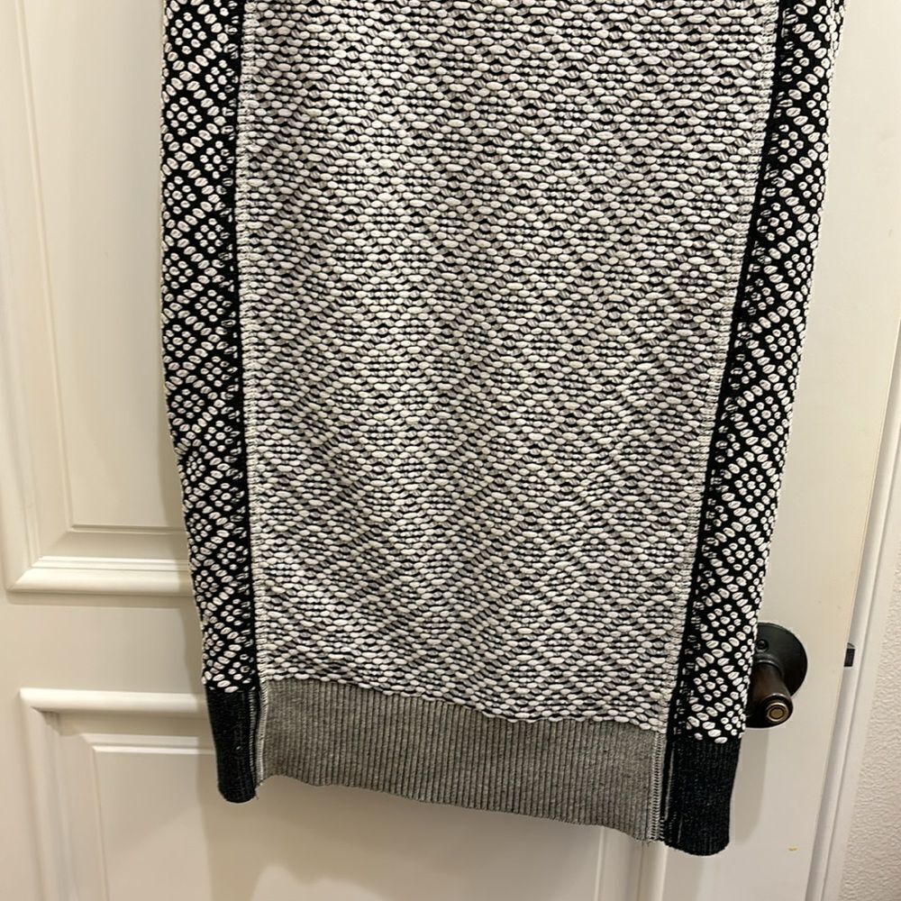 Anthropologie Josette by Bryon Lars Beauty Mark. It's black and white. Size 8 - Picture 6 of 15